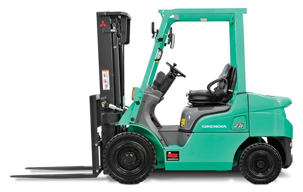 Xe nâng dầu 2.5 tấn - cao 4.7m Mitsubishi chui container
